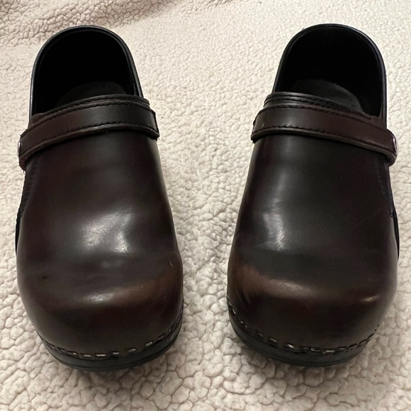 Sanita Cori brown leather clog w strap - Picture 16 of 16